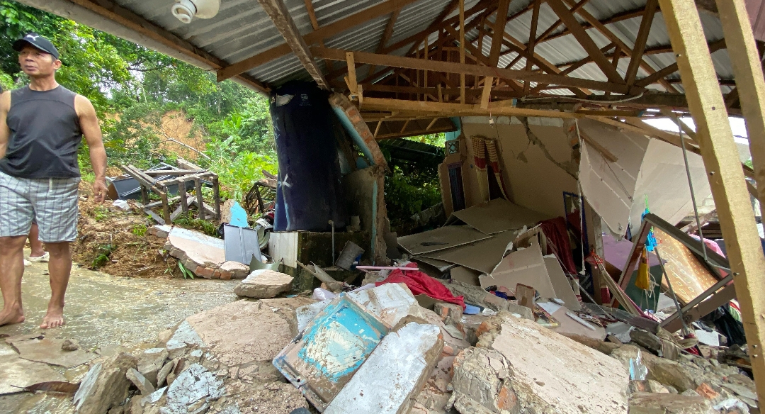 BENCANA: Hingga pukul 14.50 Wita, tim SAR gabungan berhasil mengevakuasi empat orang dari empat bangunan rumah yang terdampak. Namun, dua korban lainnya masih dalam proses pencarian oleh tim SAR.