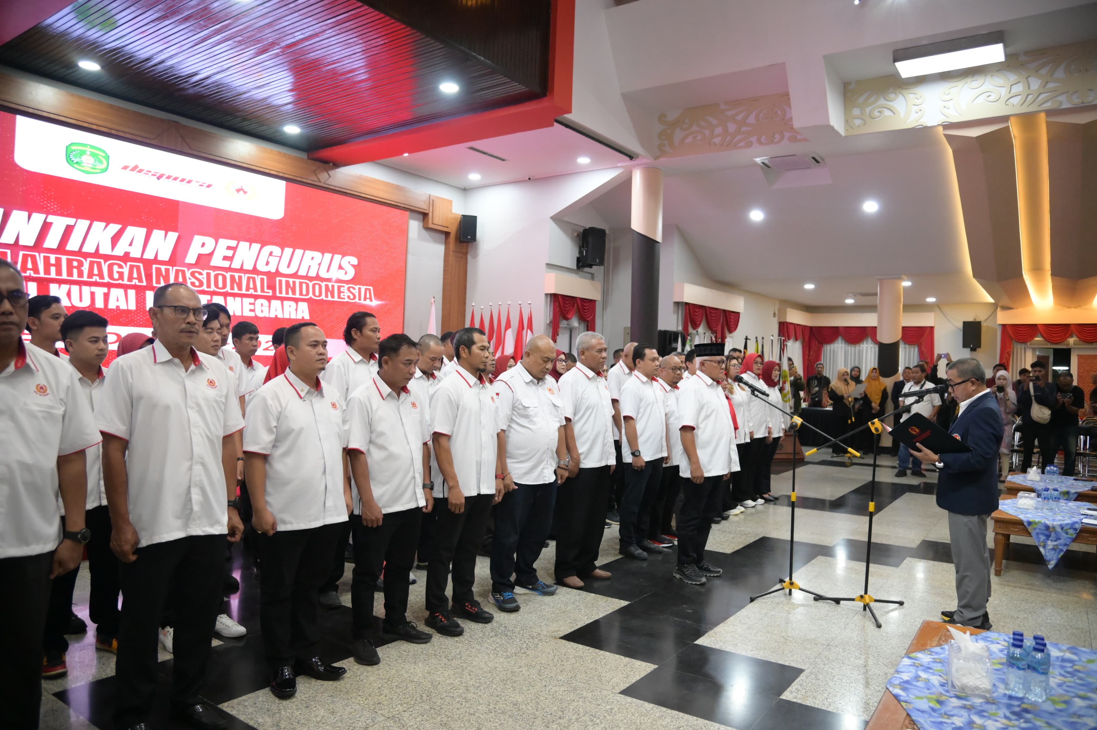 Ketua KONI Kaltim Rusdiansyah Aras melantik pengurus KONI Kukar masa bakti 2023-2027.