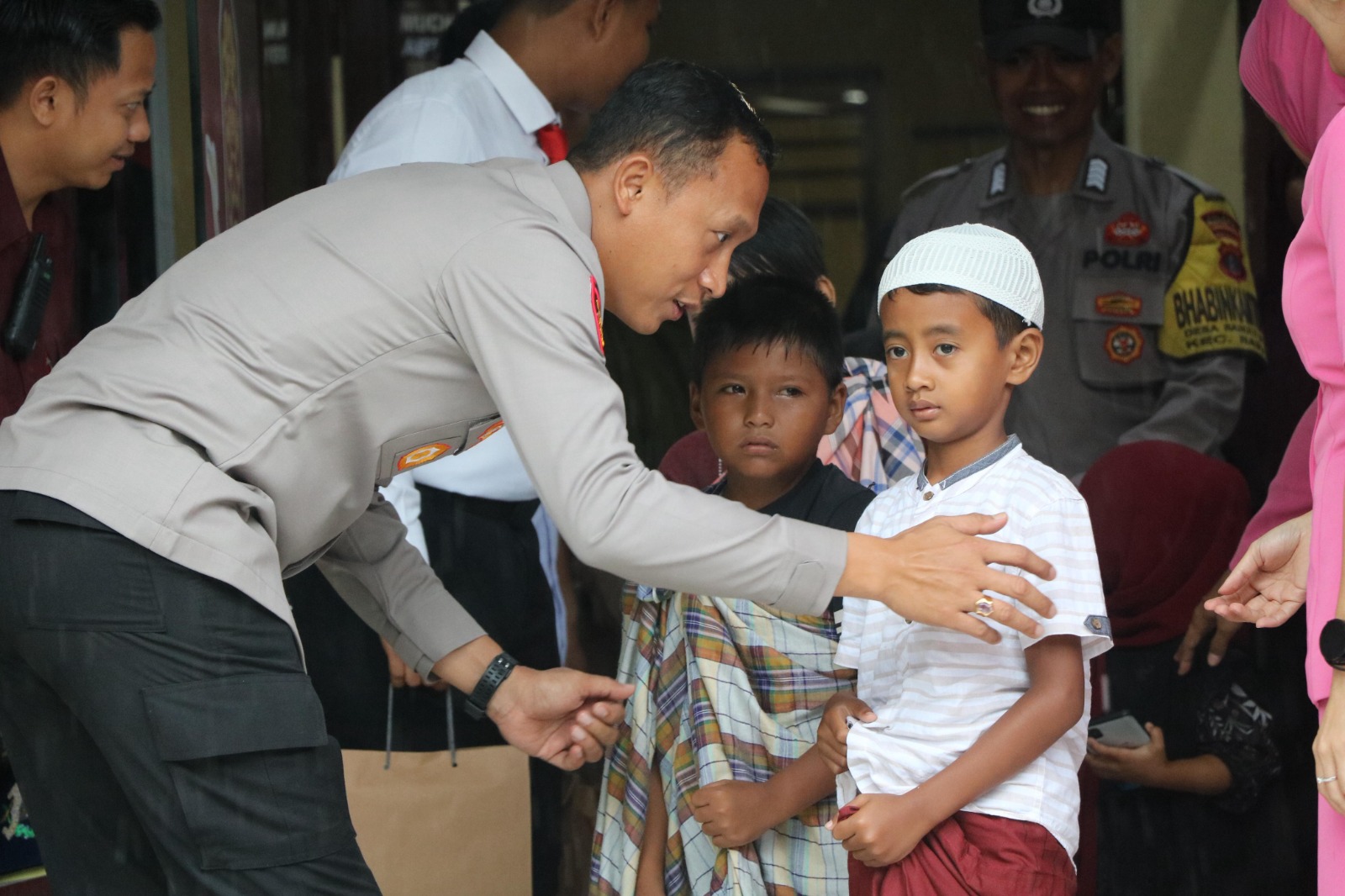 SAPA: Kapolres PPU, AKBP Andreas Alek Danantara saat menyapa anak peserta khitanan massal saat ia bersama pejabat utama Polres PPU mengunjungi Polsek Babulu.