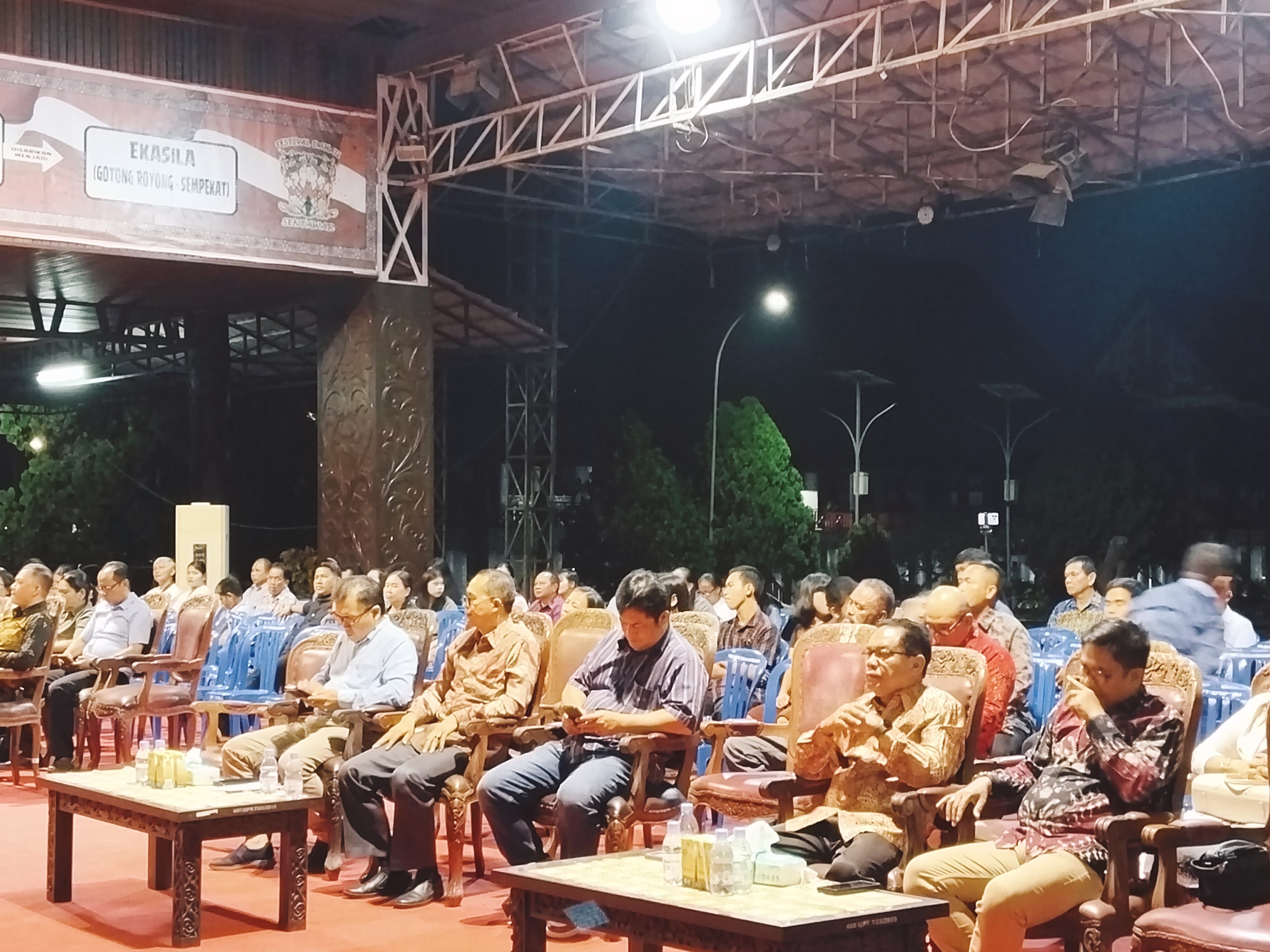 MOMENTUM: Suasana ibadah Paskah dan syukuran bersama lima organisasi. (FOTO K SUNARDI/KP)