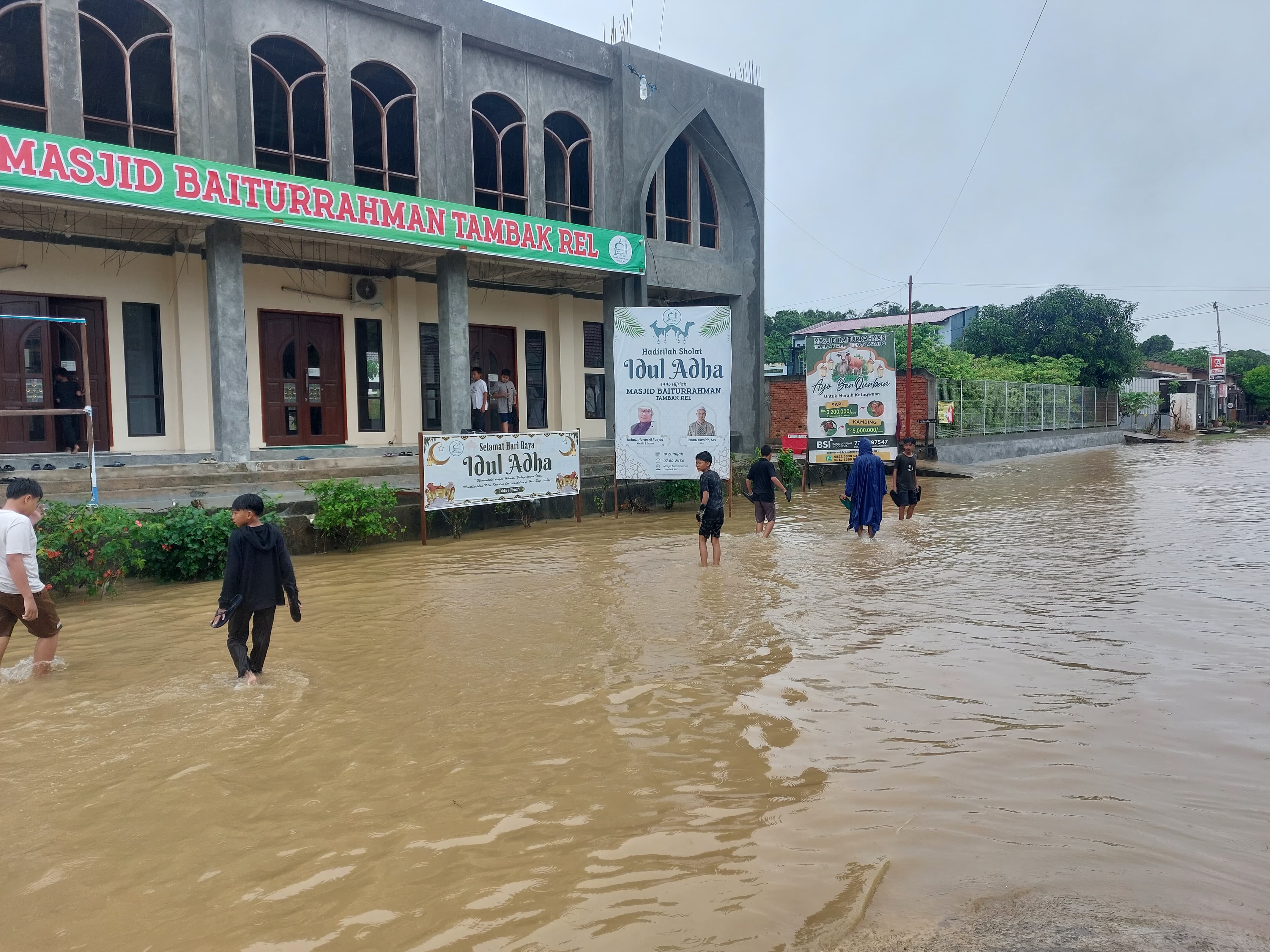 TERENDAM: Hujan sejak pagi kemarin merendam permukiman warga Jalan Naga Tenggarong, Kukar.