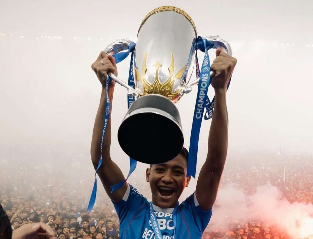 Beckham Putra merayakan gelar juara Liga 1 yang diraih Persib Bandung.