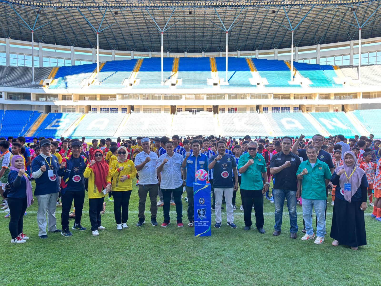 Ketua Askot PSSI Balikpapan Sukisno Winata dengan perwakilan pemerintah dan KONI bersama para peserta di pembukaan Piala Soeratin U-13 & U-15 2025 di Stadion Batakan, Rabu (28/5/2025).