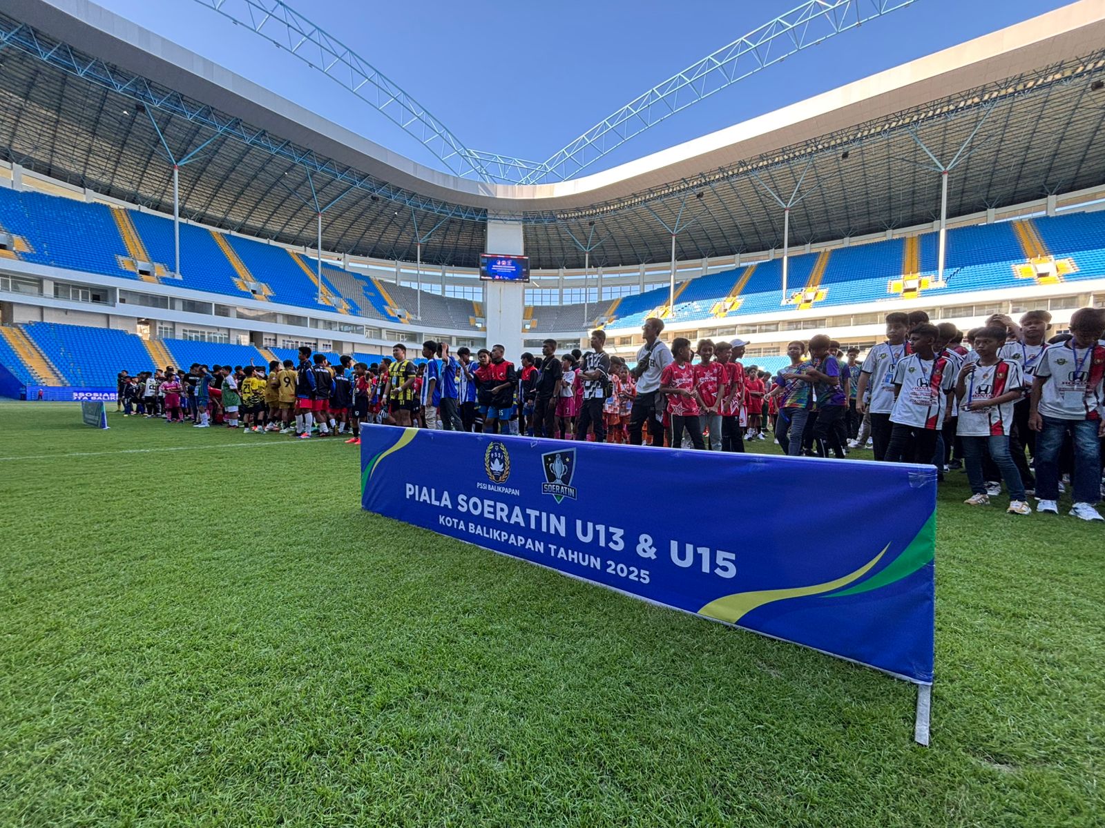 Para pemain muda dari berbagai klub mengikuti parade pembukaan Piala Soeratin U-13 & U-15 2025 di Stadion Batakan, Balikpapan, Rabu (28/5/2025)