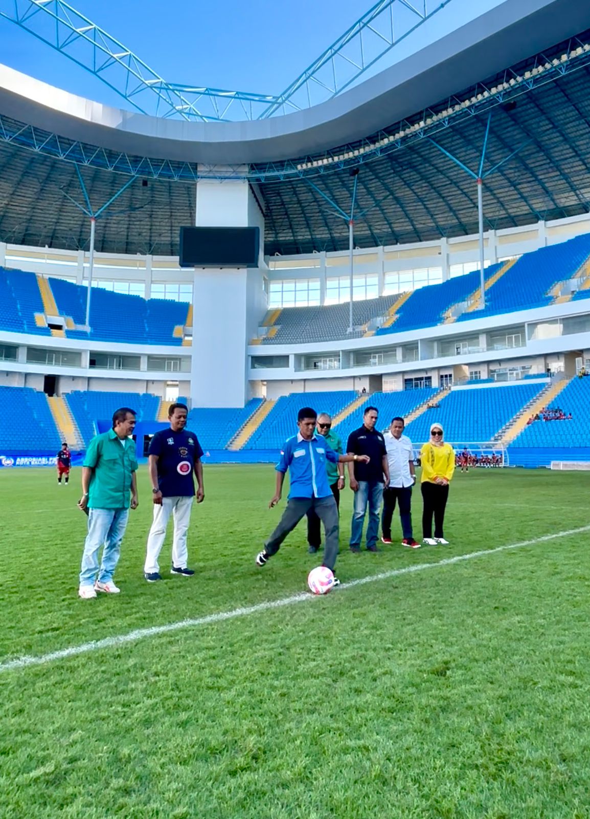 Ketua Askot PSSI Balikpapan Sukisno Winata melakukan kick off tanda dimulainya Piala Soeratin U-13 dan U-15.
