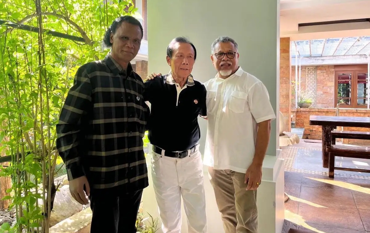 Hercules dan Sutiyoso berfoto bersama seusai pertemuan. (FOTO: IST)