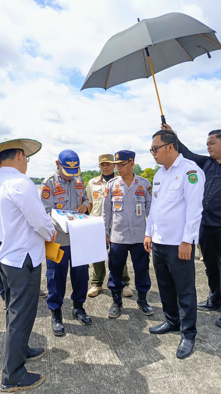 PEMANTAUAN: Bupati Kutai Barat, Frederick Edwin meninjau pelabuhan Royoq, Rabu (28/5).