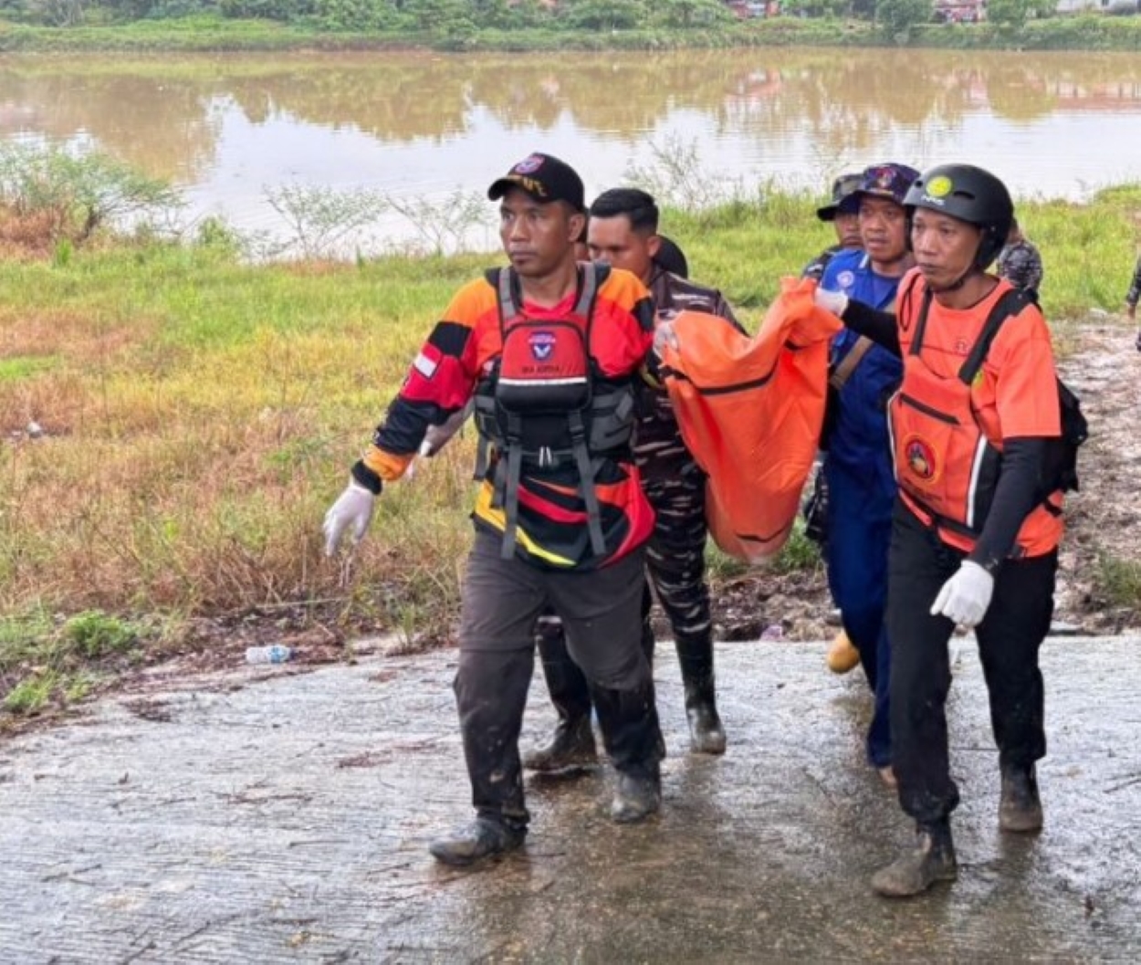 EVAKUASI: Jasad korban balita ditemukan meninggal dilakukan evakuasi setelah dilakukan pencarian.