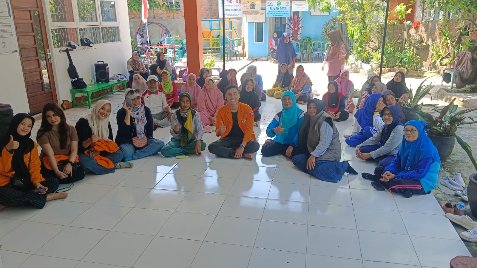 SOSIALISASI: Kegiatan sosialisasi setelah senam bagi para lansia di Kampung KB Dian Khinasih Kelurahan Manggar.  &nbsp;
