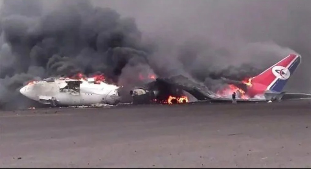 pesawat milik Yemeni Airlines terlihat hancur di Bandara Internasional Sanaa setelah serangan udara Israel, Rabu (28/5).