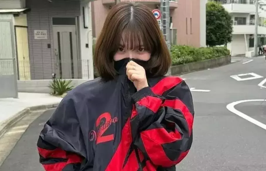 Jaket merah bernomor 2 Karina Aespa tuai kontroversi.