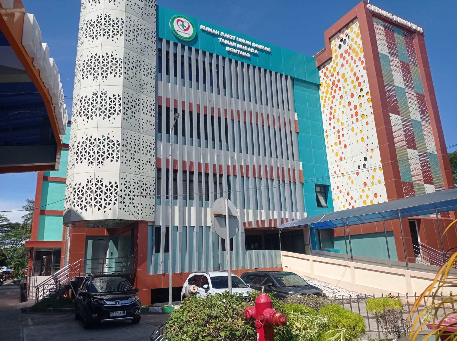 DITUTUP: Jendela di bagian gedung Angsana RSUD Taman Husada ditutup menggunakan material Alumunium Composite Panel (ACP).