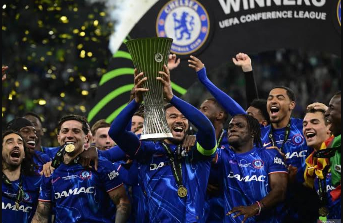 Para pemain Chelsea merayakan kemenangan dengan trofi setelah pertandingan final Liga Konferensi UEFA antara Real Betis dan Chelsea FC di Wroclaw pada Rabu (28/52025). (ANTARA/AFP/John Macdougall)