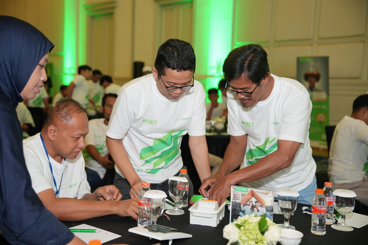 PELATIHAN: Sesi Praktik Perakitan RCCB dalam pelatihan instalasi listrik hunian.