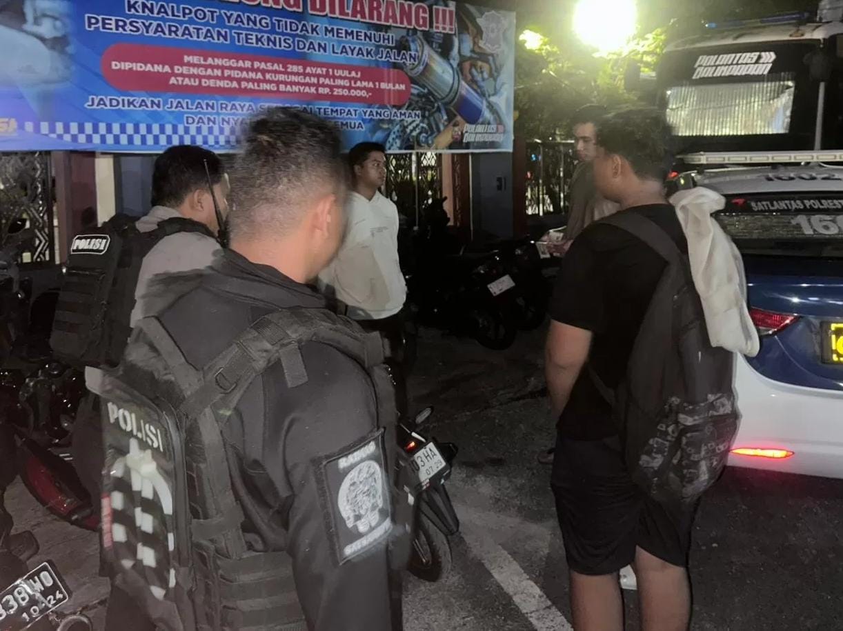 DIAMANKAN: Unit Patmor Samapta mengamankan remaja kendarai motor knalpot brong.