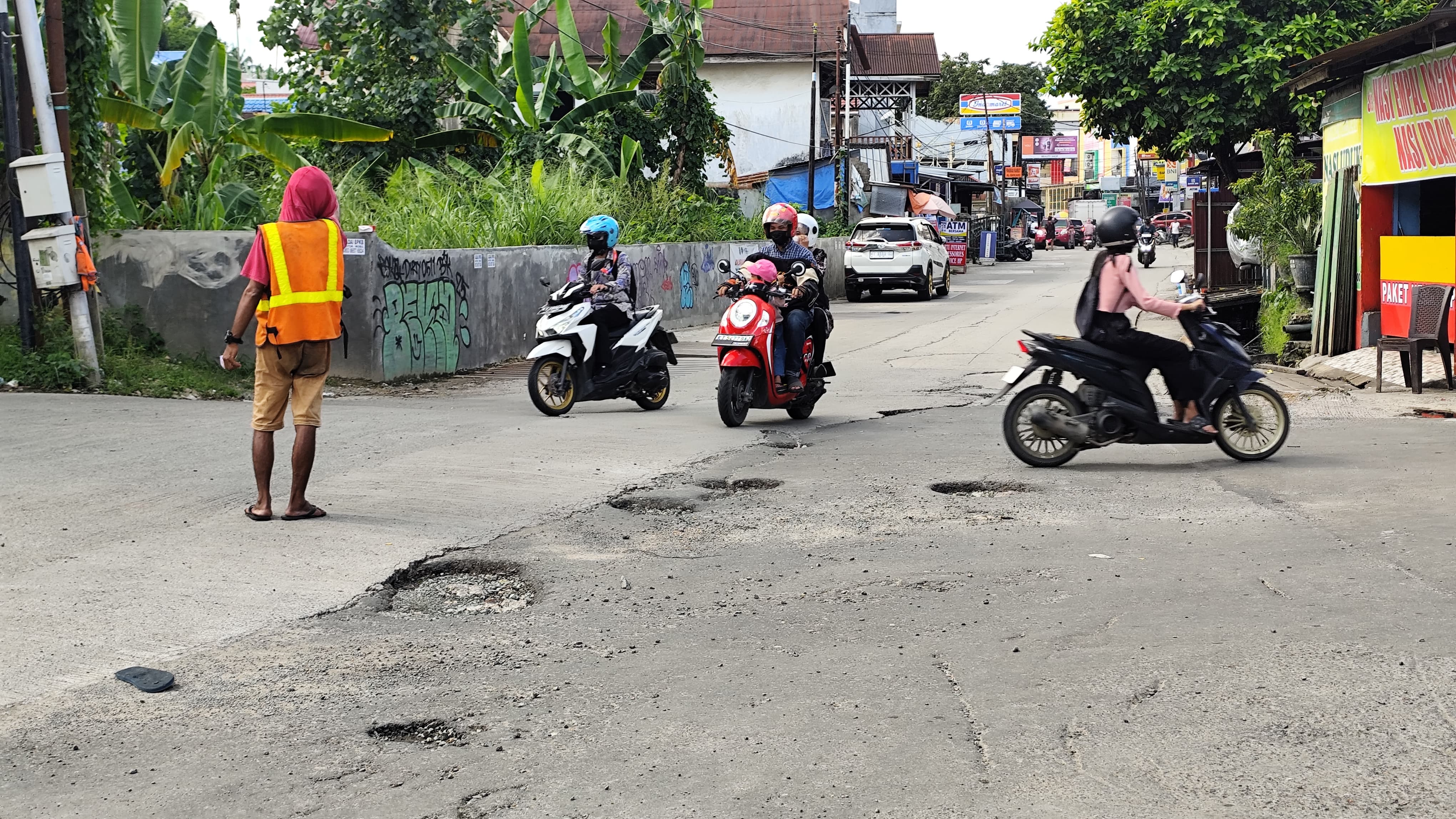 Kondisi lubang di simpang Jalan KS Tubun Dalam, kecamatan Samarinda Ulu, membahayakan pengendara melintas, Jumat (30/5). (DENNY SAPUTRA/KP)