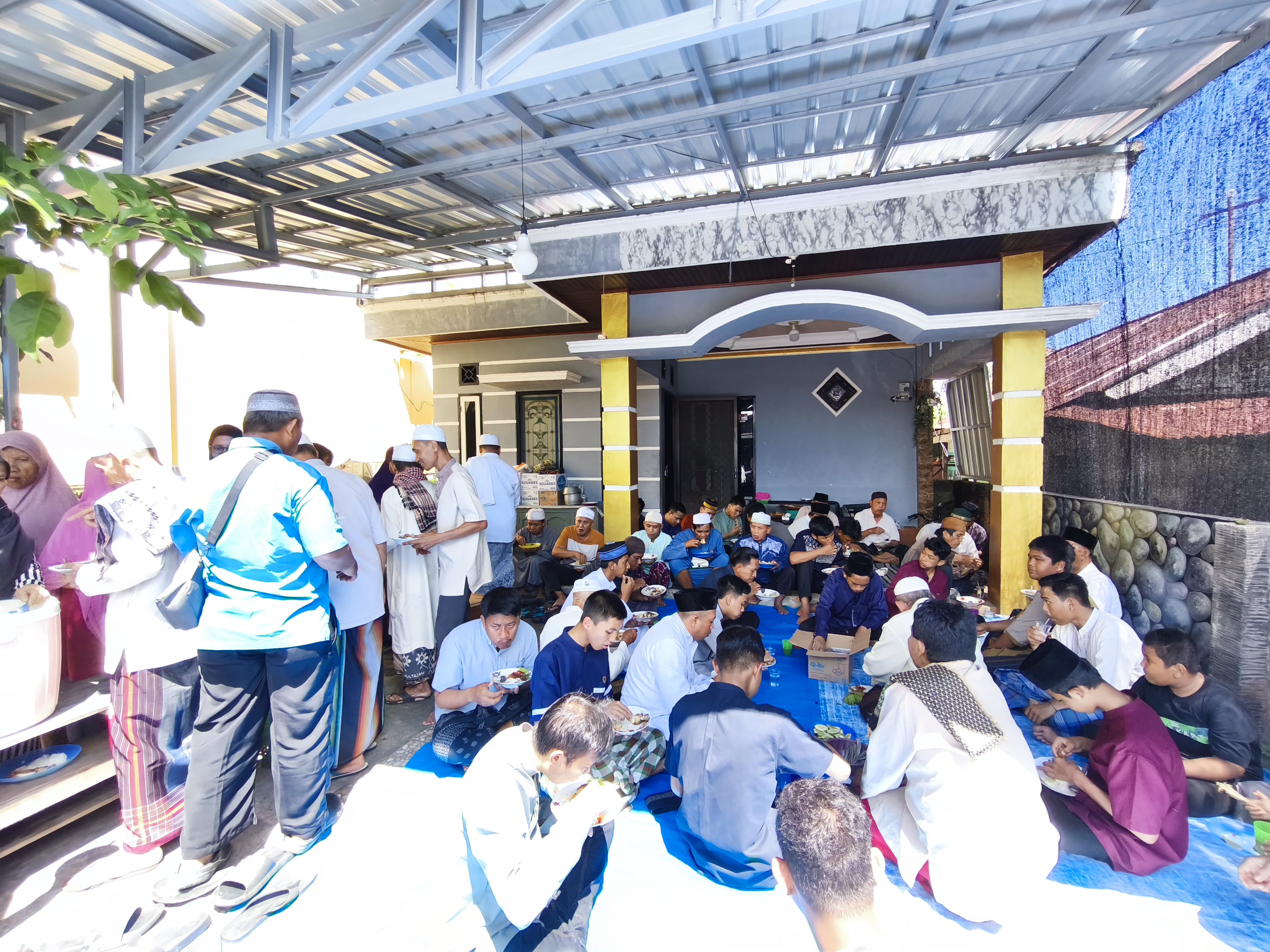 Antusias jamaah Masjid Wahdatuth Thullab RT 36 Karang Rejo mencicipi menu Jumat Berkah yang disediakan oleh Ibu-Ibu Pejuang Sedekah.