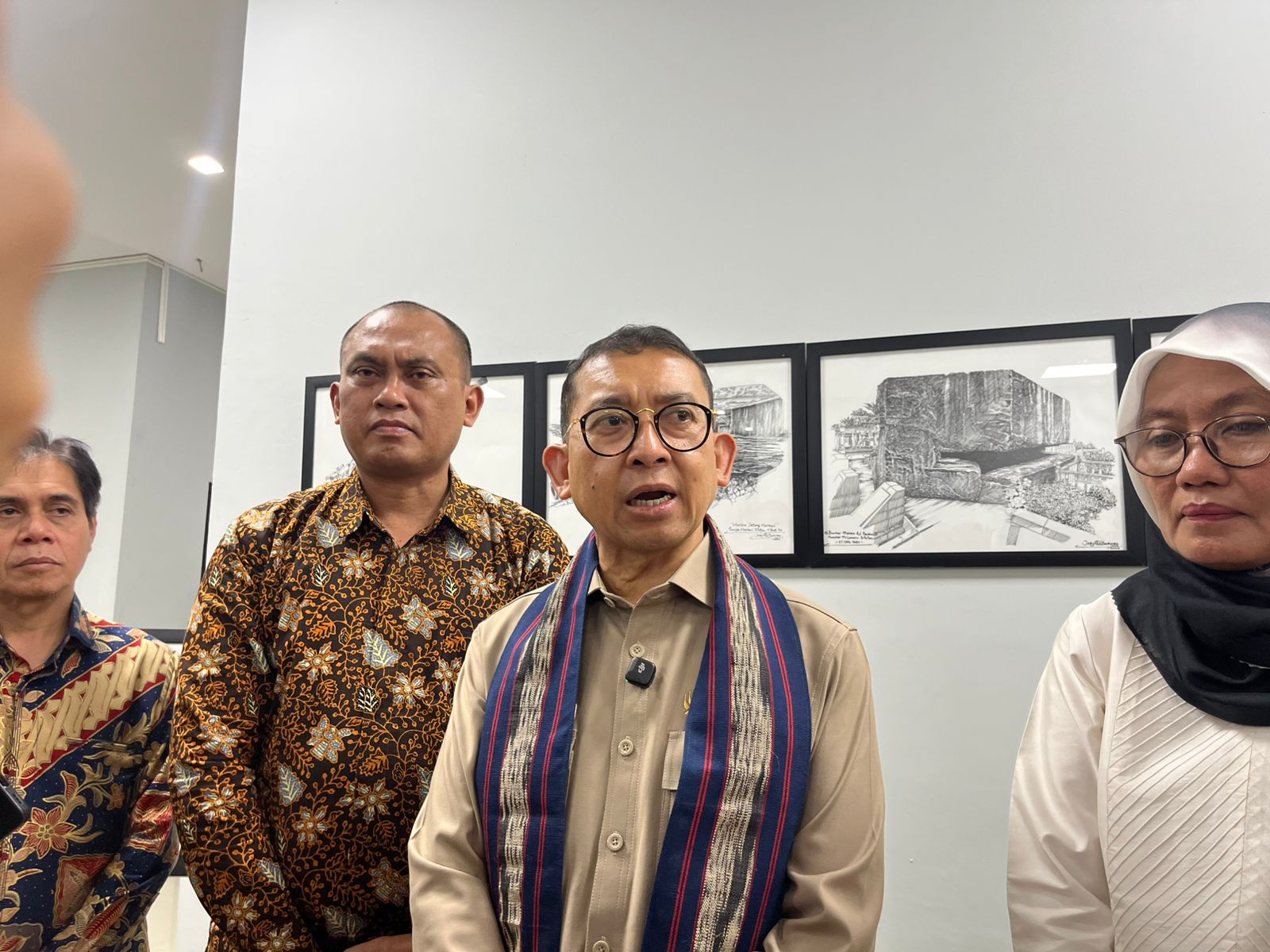 Menteri Kebudayaan RI, Fadli Zon memberikan keterangan pers setelah meresmikan gedung Balai Pelestarian Kebudayaan Wilayah XIV Kaltim di Samarinda, Jumat (30/5). (NASYA/KP)