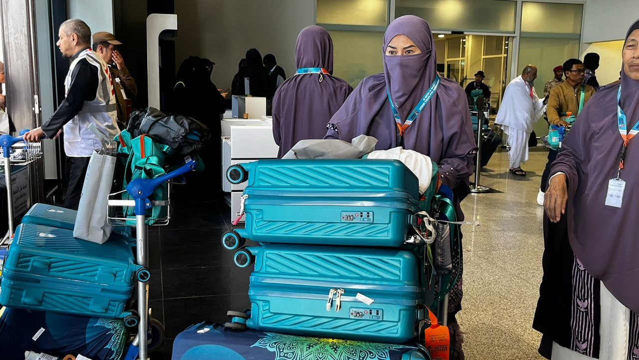 SESUAI PROSEDUR: Jamaah haji khusus asal Indonesia tiba di Bandara Taif, Arab Saudi. Hingga 28 Mei 2025, total jamaah haji khusus yang telah tiba di Arab Saudi berjumlah 10.654 orang. (MCH KEMENAG RI)