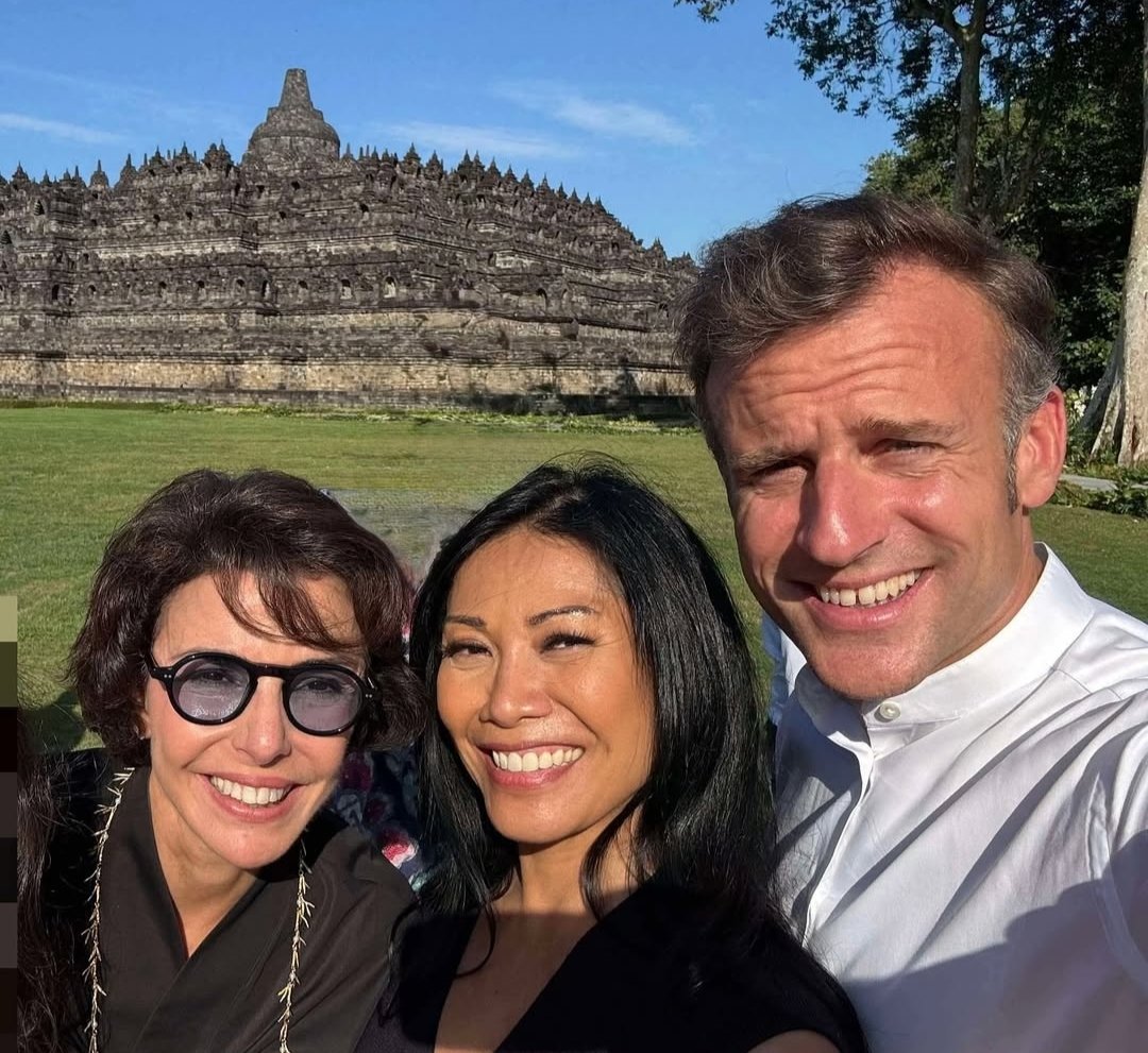 Anggun C Sasmi mendampingi Presiden Emmanuel Macron dalam kunjungannya ke Indonesia.