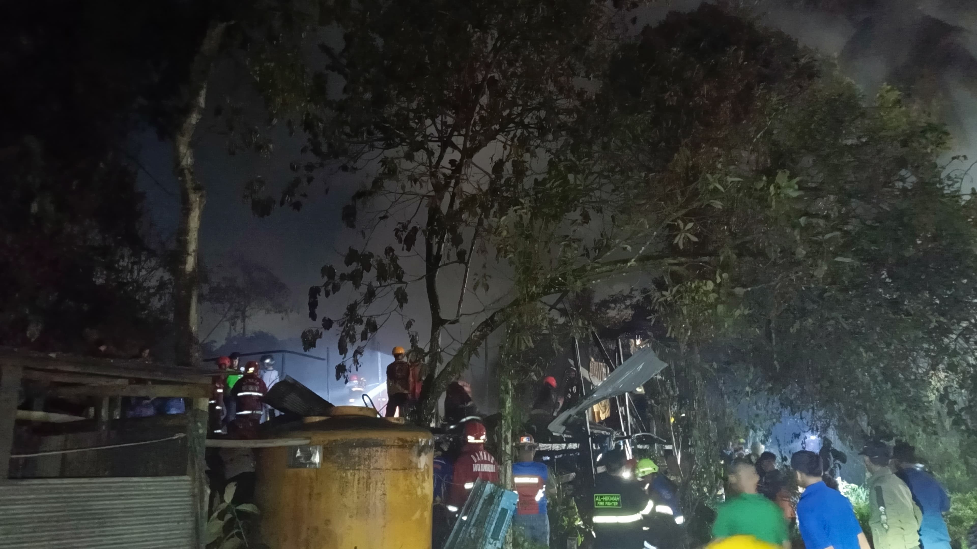 PEMADAMAN: Tim pemadam kebakaran gabungan berjibaku menjinakkan si jago merah yang mengamuk di daerah Palaran.
