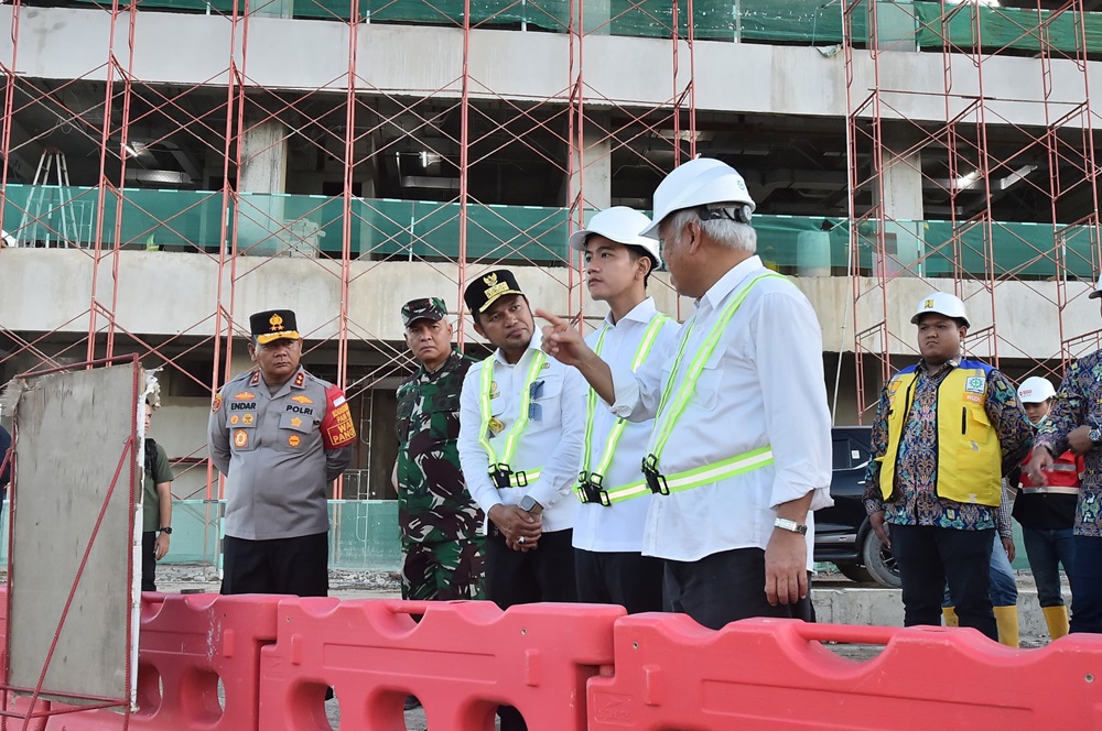 TINJAU LOKASI: Wakil Presiden (Wapres) Gibran Rakabuming Raka didampingi Kepala Otorita IKN Mochamad Basuki Hadimuljono melihat progres pembangunan Istana Wapres di IKN, Rabu (28/5).