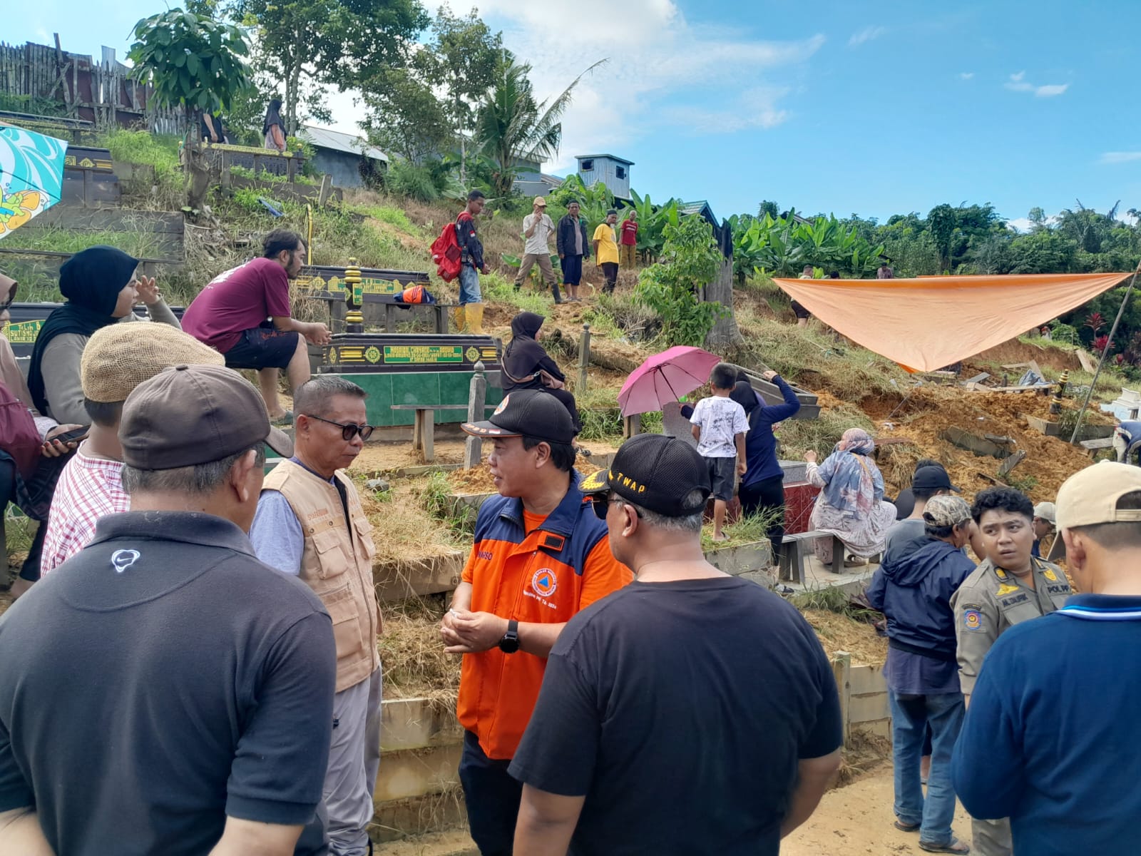 PANTAU PENANGANAN: Syaparuddin (tengah) berdiskusi dengan Kepala BPBD Samarinda Suwarso di lokasi pemakaman yang longsor di Jalan P Suryanata, Kecamatan Samarinda Ulu, Jumat (30/5).