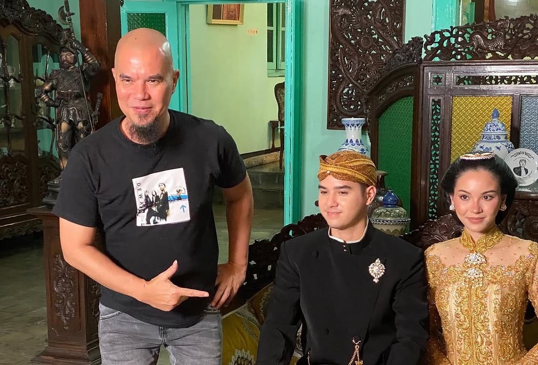 Al dan Alyssa tampil serasi dalam busana adat Jawa. Ahmad Dhani unggah foto ngunduh mantu.