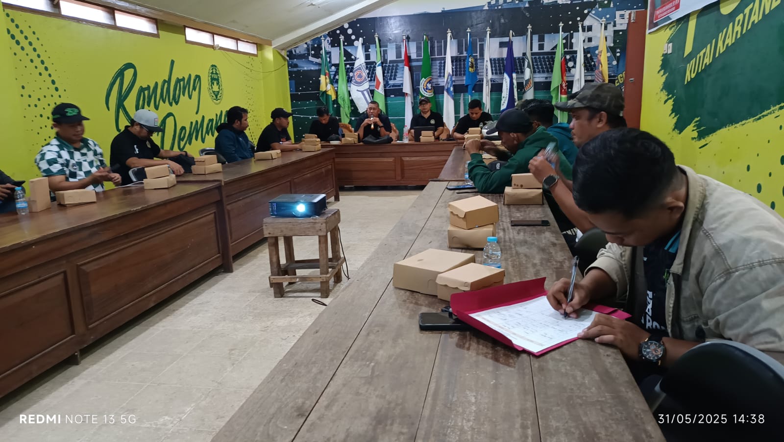 Pengurus Askab PSSI Kukar menggelar technical meeting membahas regulasi Piala Soeratin U-13.