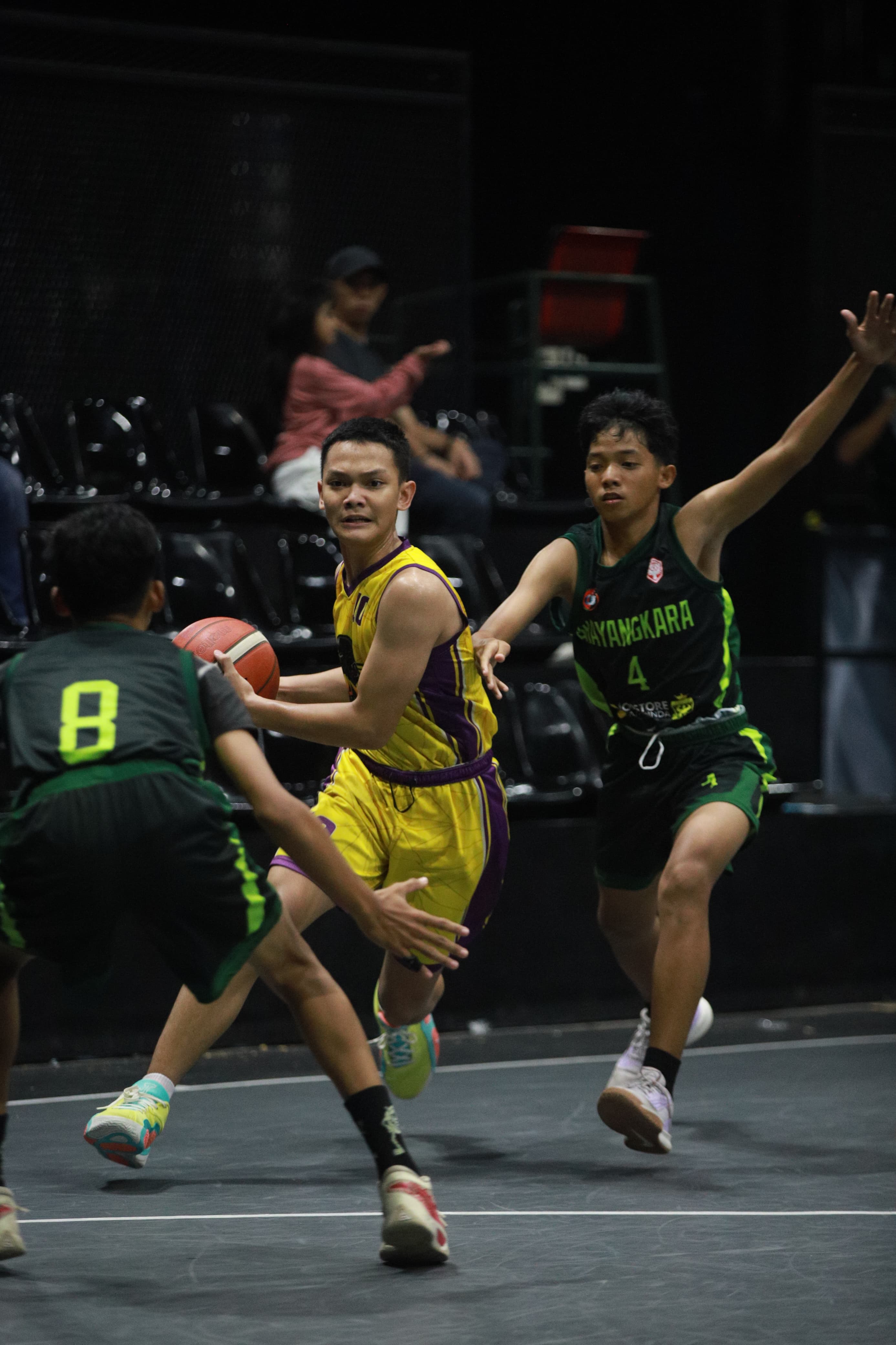 Pemain Puma Samarinda, Dafa (kuning) menjadi andalan saat bersua King&rsquo;s Istiqomah, Minggu (1/6).