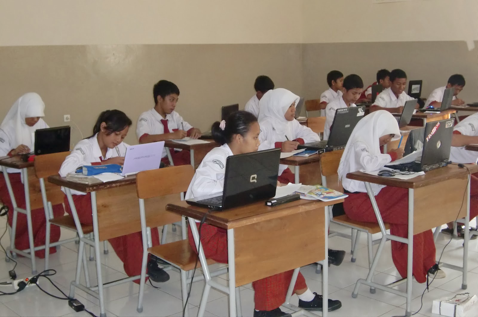 Ilustrasi siswa belajar di sekolah.