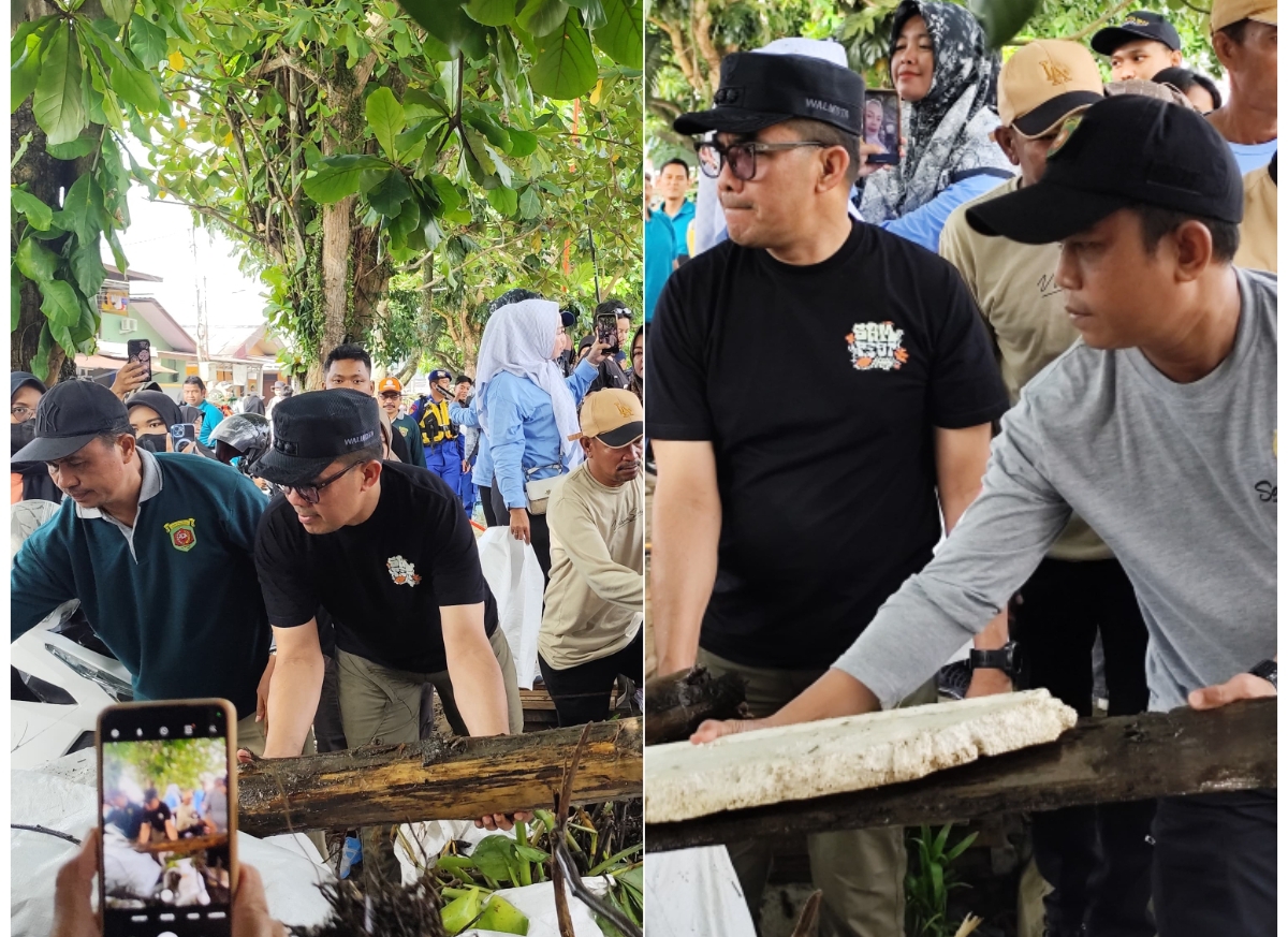 Andi Harun mengangkat sampah sisa batang kayu yang diangkut dari sungai Karang Mumus untuk dinaikkan ke truk sampah DLH, sebelum dibuang ke TPA, dalam aksi bersih sungai, Sabtu (31/5). (FOTO: DENNY)