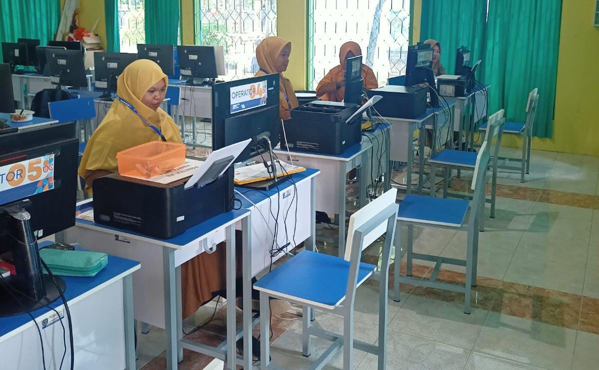 JALANKAN TUGAS: Operator sekolah akan memverifikasi berkas hasil pendaftaran calon siswa baru pada saat pembukaan SPMB besok.