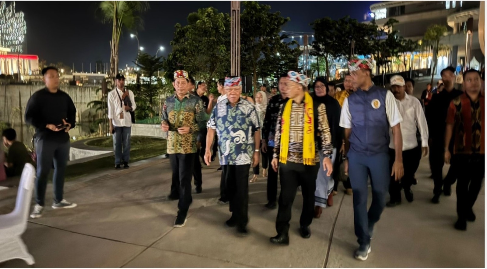 FESTIVAL: Pejabat teras OIKN, di antaranya, tampak Kepala OIKN, Basuki Hadimuljono, saat berjalan menuju gelaran Nusantara Cultural Festival di Amphitheatre Plaza Seremony di Sepaku, PPU.