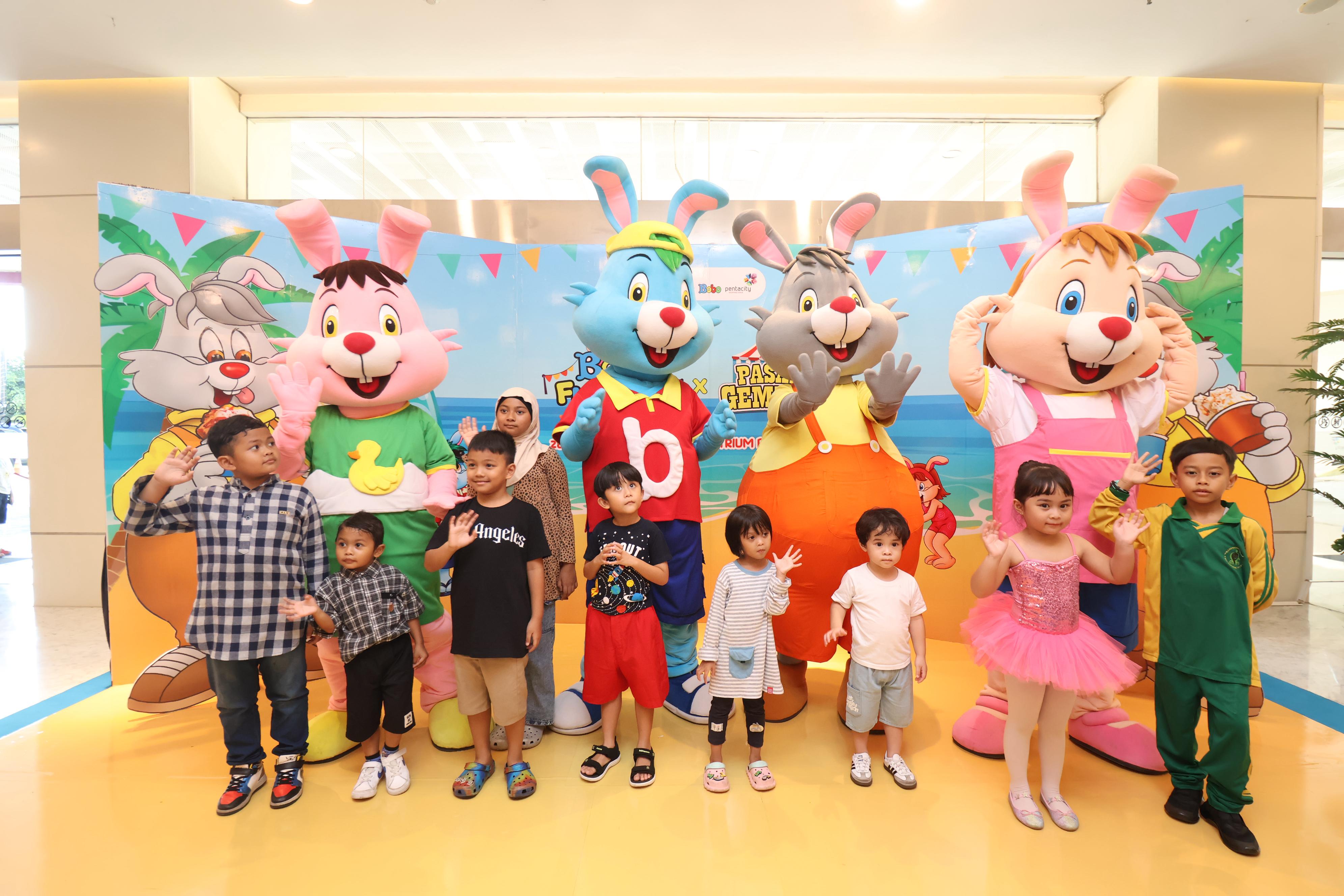 Anak-anak berfoto bersama karakter di Majalah Bobo.