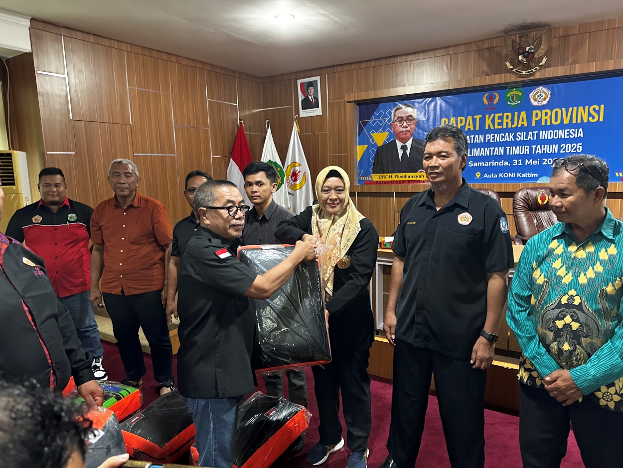 APRESIASI: Ketua KONI Kaltim Rusdiansyah Aras menyerahkan bantuan dari Pemprov Kaltim kepada perwakilan salah satu pengcab IPSI di Kaltim.