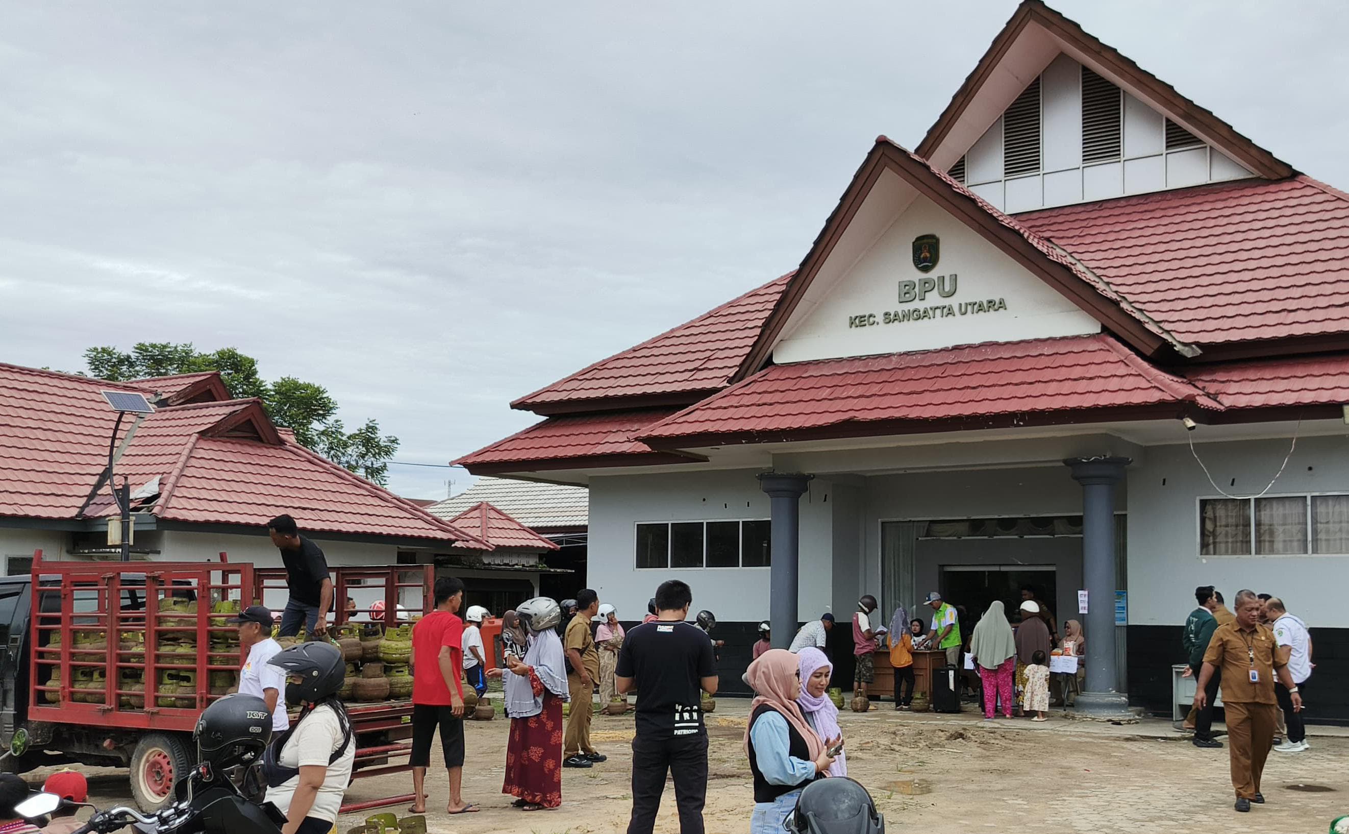 JAGA INFLASI: Operasi pasar murah digelar Disperindag Kutim untuk menekan lonjakan harga bahan pokok.&nbsp;