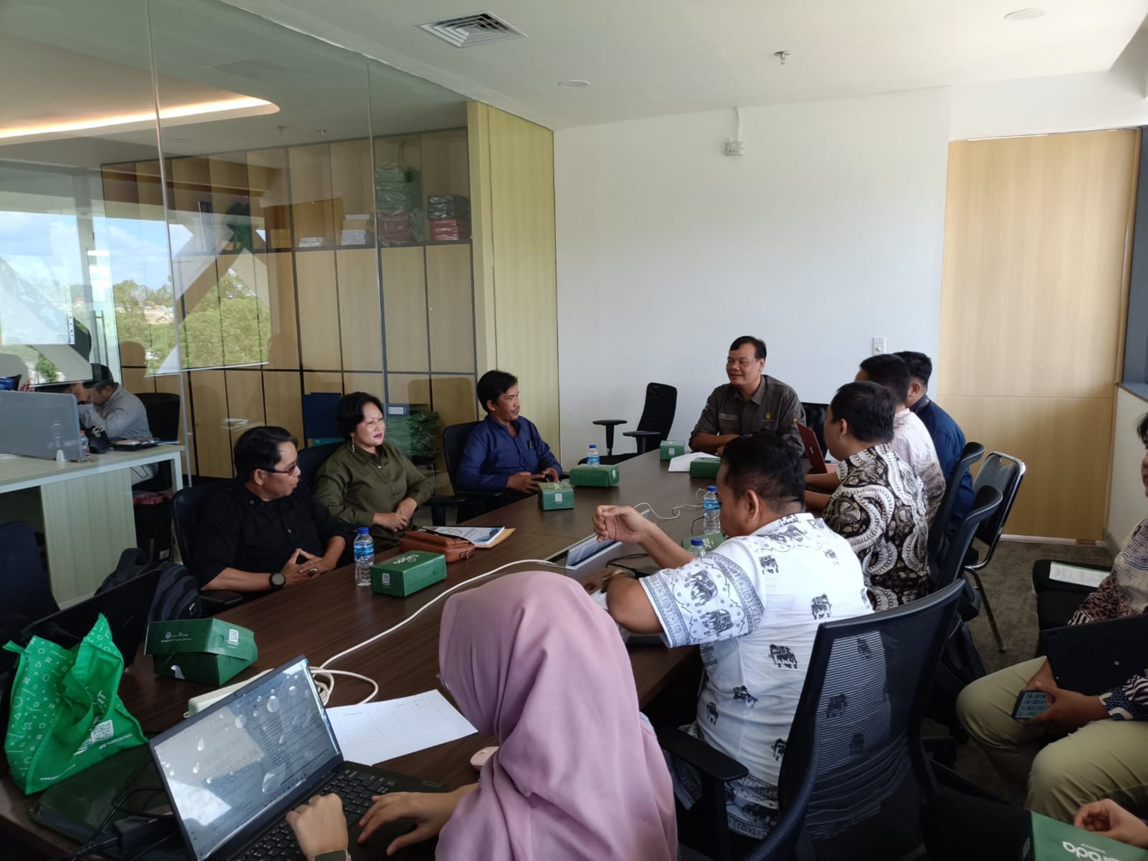 KLARIFIKASI: Suasana pertemuan klarifikasi antara pengurus KTH PBJM dengan Otorita IKN yang hasilnya tidak seperti diharapkan oleh kelompok tani.