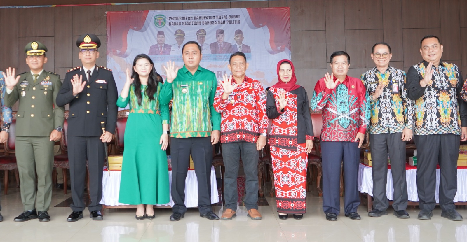 UPACARA: Bupati Kubar Frederick Edwin (kanan) bersama Forkopimda usai Upacara Harlah Pancasila di Lingkungan Pemkab Kubar tahun 2025, di Alun-Alun Itho.