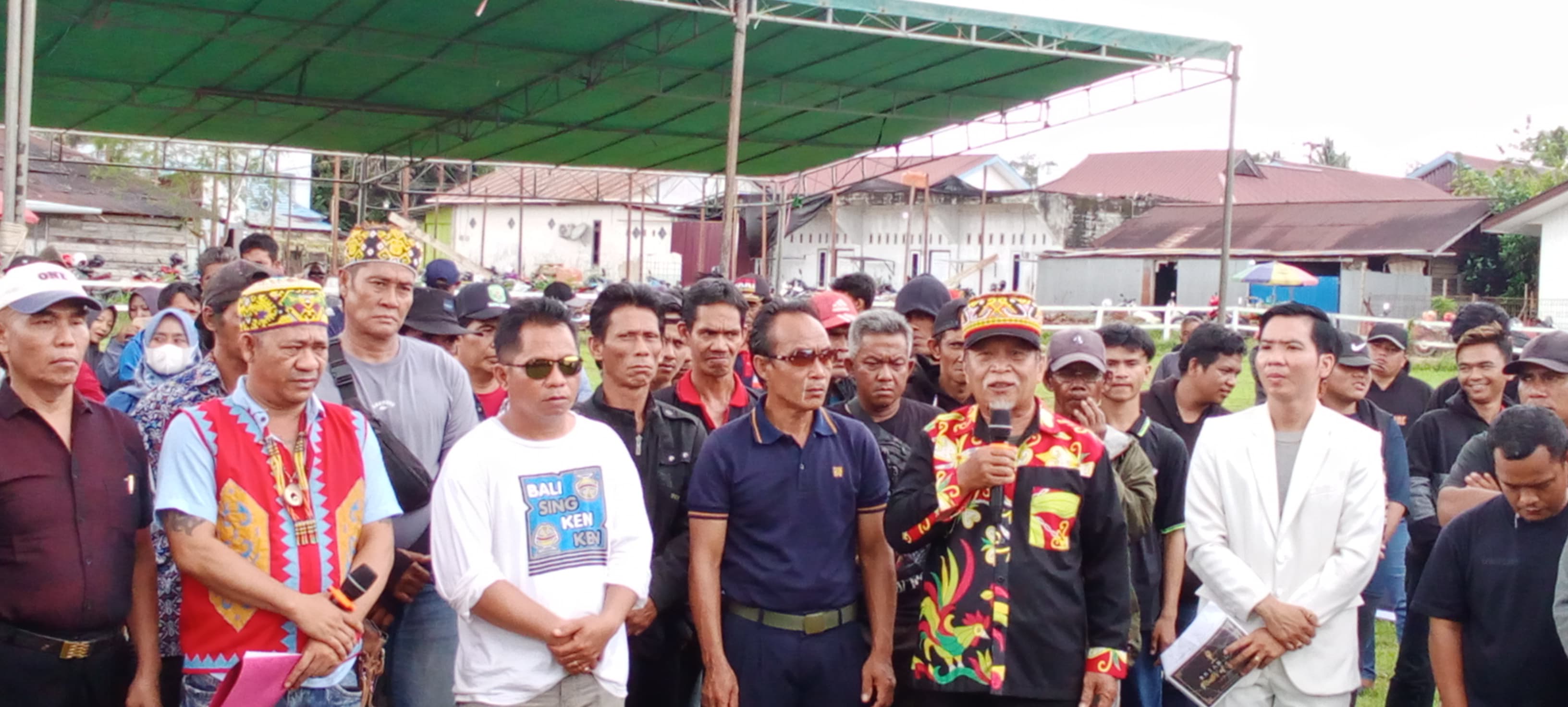 PROTES: Aksi Damai tolak tambang emas dan batu bara ilegal di Lapangan Sari Jaya, Kecamatan Linggang Bigung, Kubar. (FOTO K SUNARDI/KP)