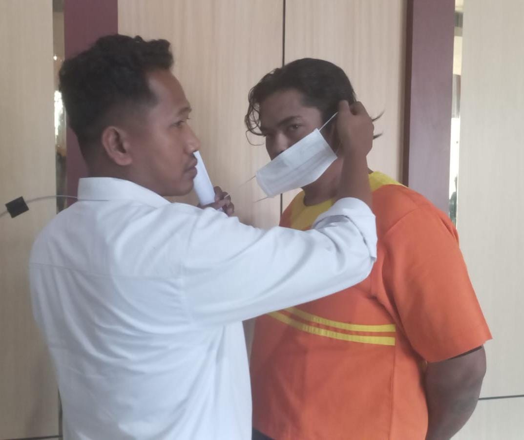 DIPROSES: Tersangka GS menjalani pemeriksaan setelah melakukan pengancaman menggunakan badik.