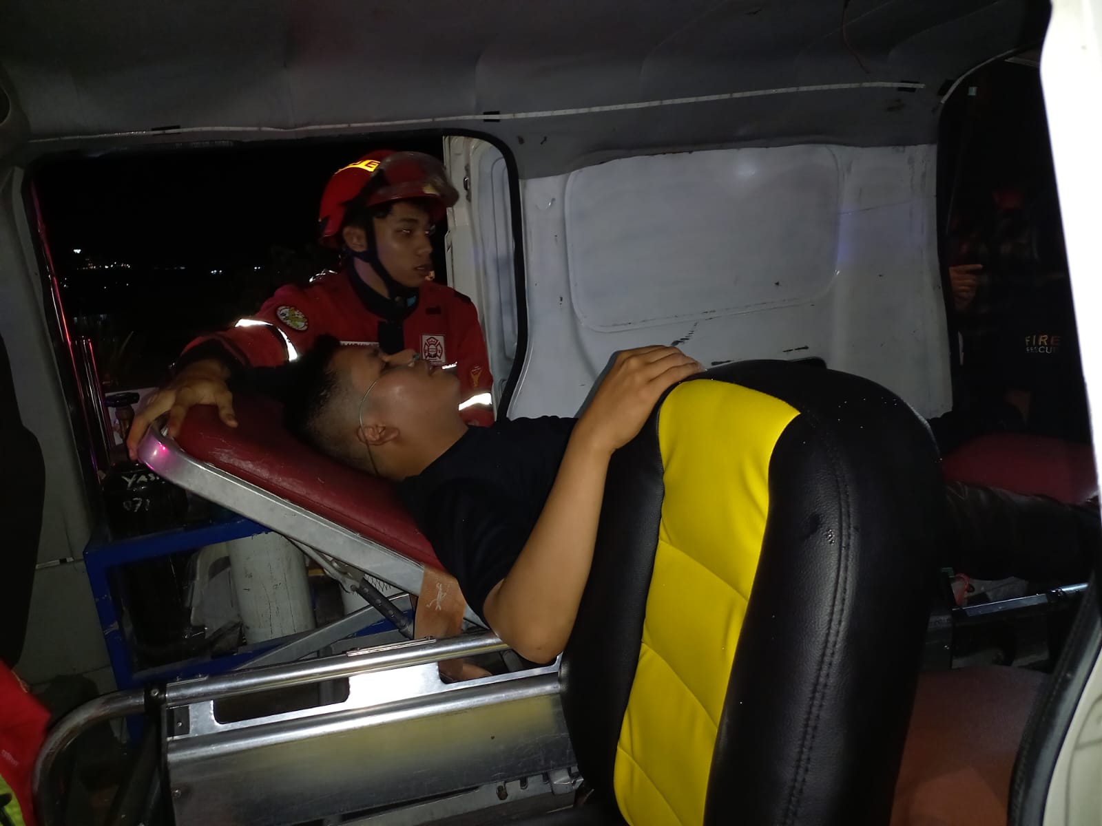 ADA KORBAN: Hingga pukul 01.39 Wita, dilaporkan empat korban mengalami sesak napas akibat asap yang diakibatkan kebakaran di BIGmall Samarinda. (EKO PRALISTIO/KP)