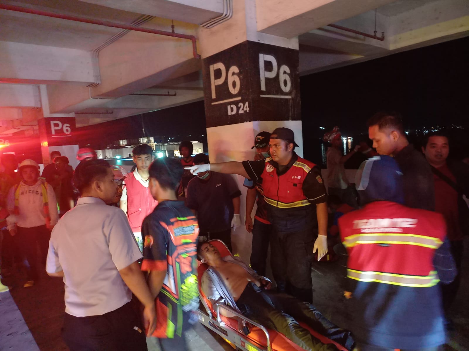 SESAK NAFAS: Setidaknya 25 orang mengalami sesak napas, sementara 7 tenant yang sebagian besar bergerak di sektor pakaian dan aksesoris  terbakar. (EKO PRALISTIO/KP)