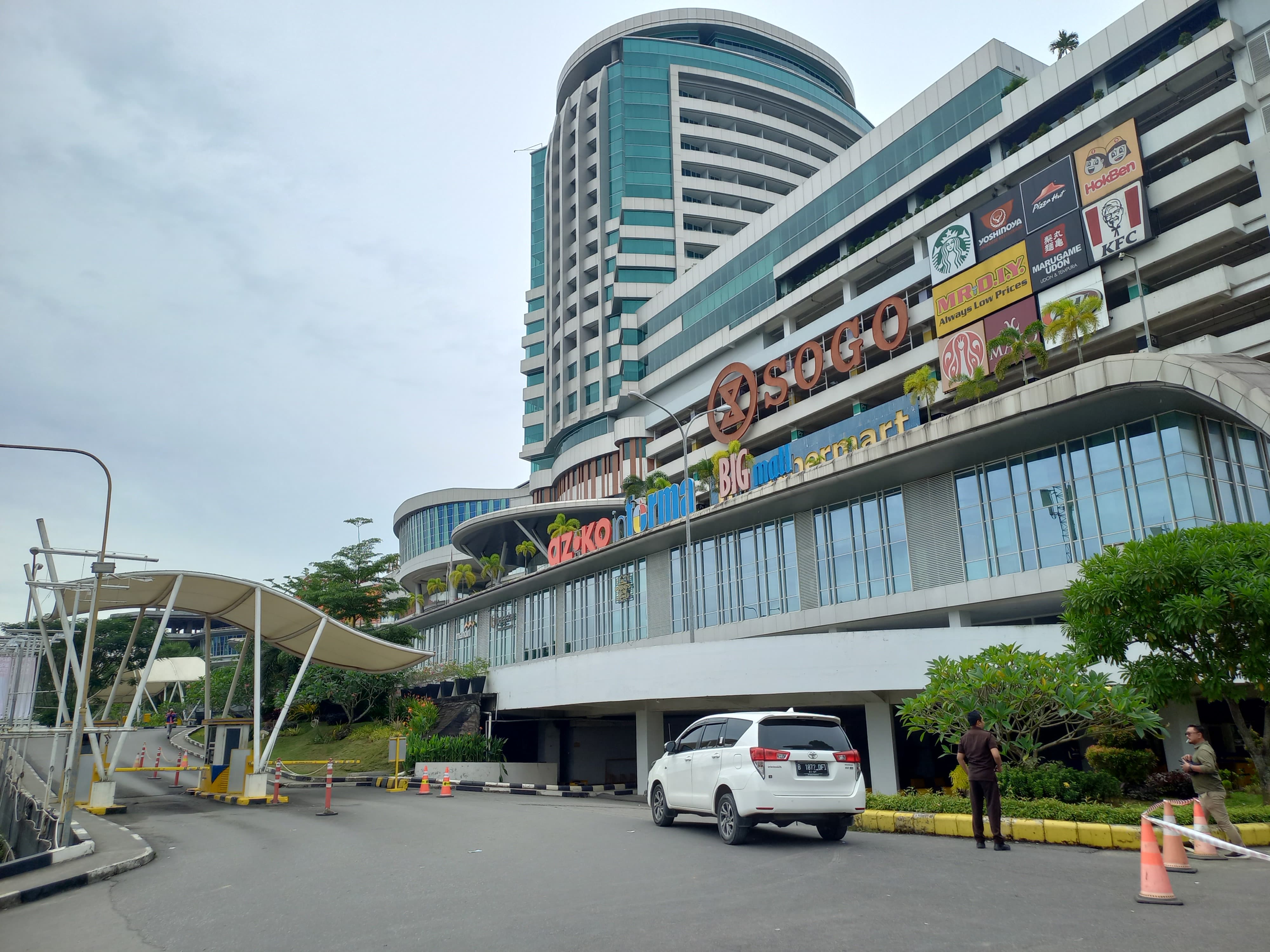 KEBAKARAN: BIGmall akan ditutup sementara waktu selama proses investigasi dan penilaian struktur bangunan berlangsung. (RAMA SIHOTANG/KP)