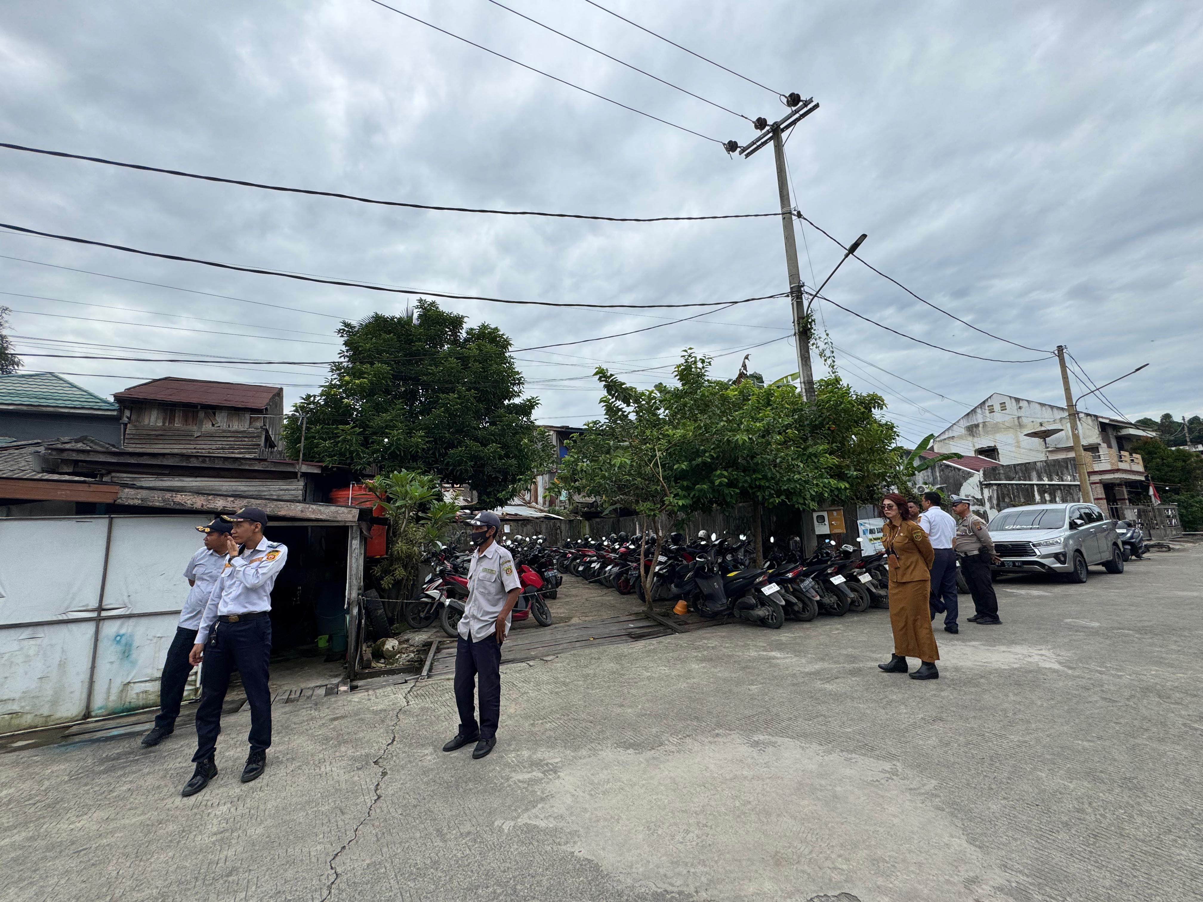 TAK TERTIB: Razia tim Dishub Samarinda di salah satu area dekat SMA 8 Samarinda yang menjadi area parkir liar siswa, Selasa (3/6). (FOTO DENNY SAPUTRA/KP)