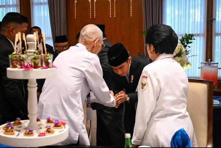 Momen Gibran Rakabuming Raka bertemu Try Sutrisno, wakil presiden ke-6.