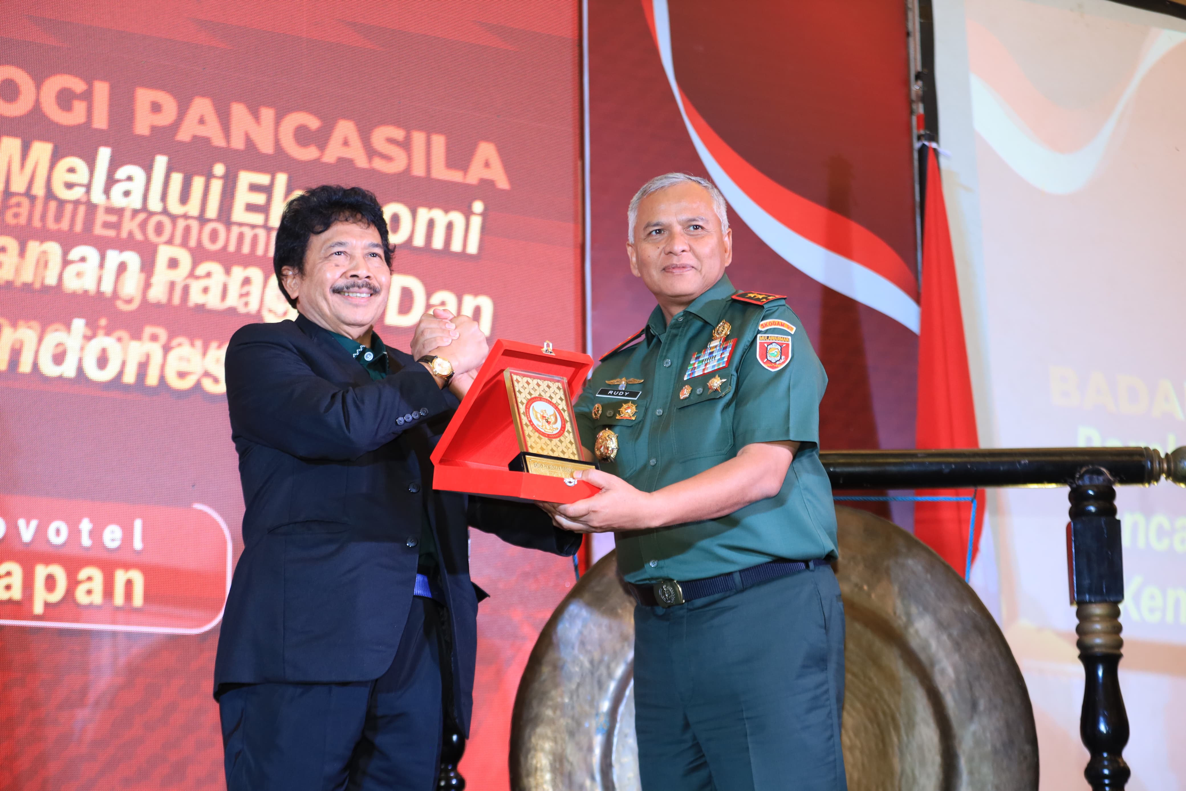 KEMANDIRIAN BANGSA: Prof Yudian Wahyudi menyerahkan cendera mata kepada Mayjen Rudy Rachmat Nugraha, Selasa (3/6).