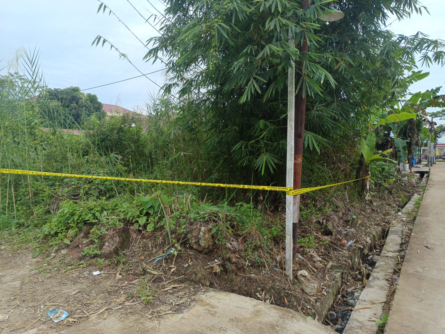 TEMUAN: Lokasi penemuan jasad bayi di Gang Komando 2, Sangatta Utara, Kutai Timur.