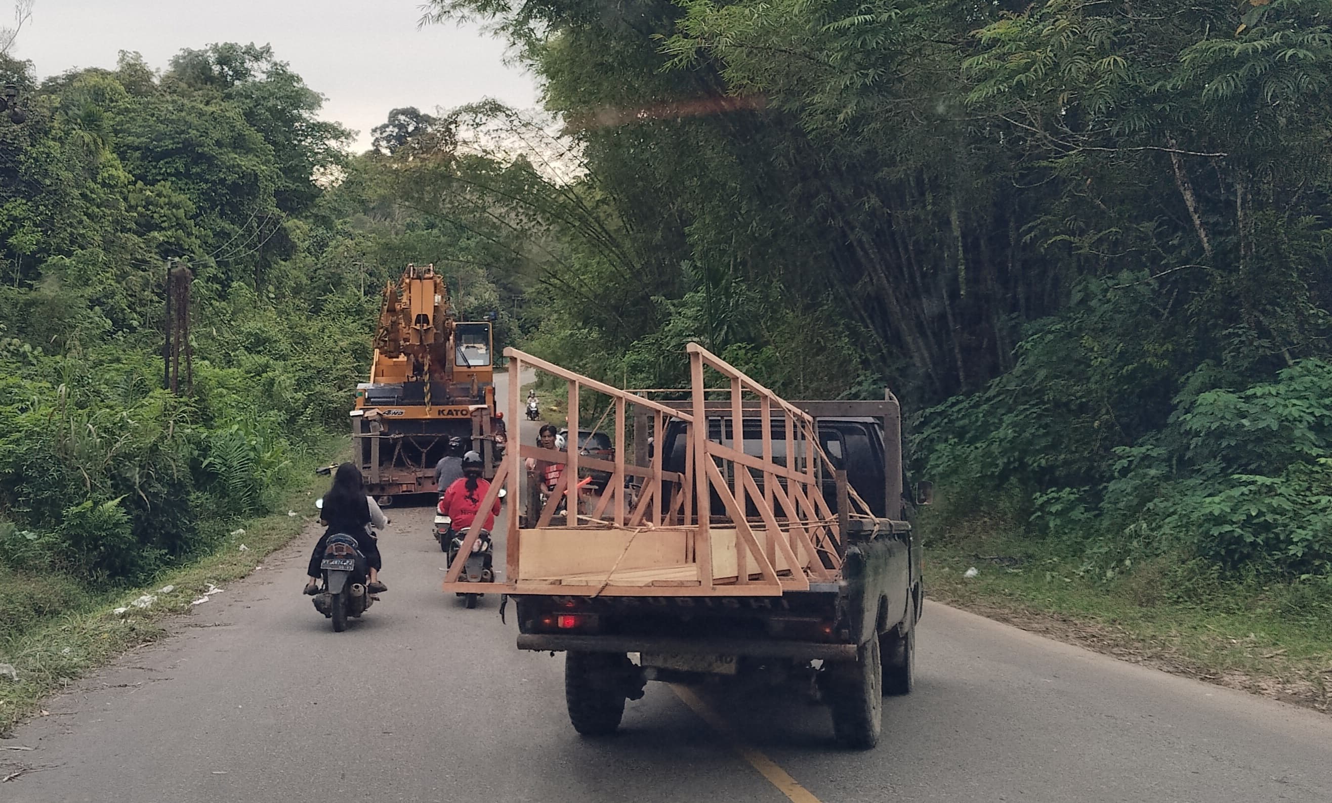 MOGOK: Satu unit Lowboy bawa muatan Crane mogok di kawasan Lembah Gunung Punai.