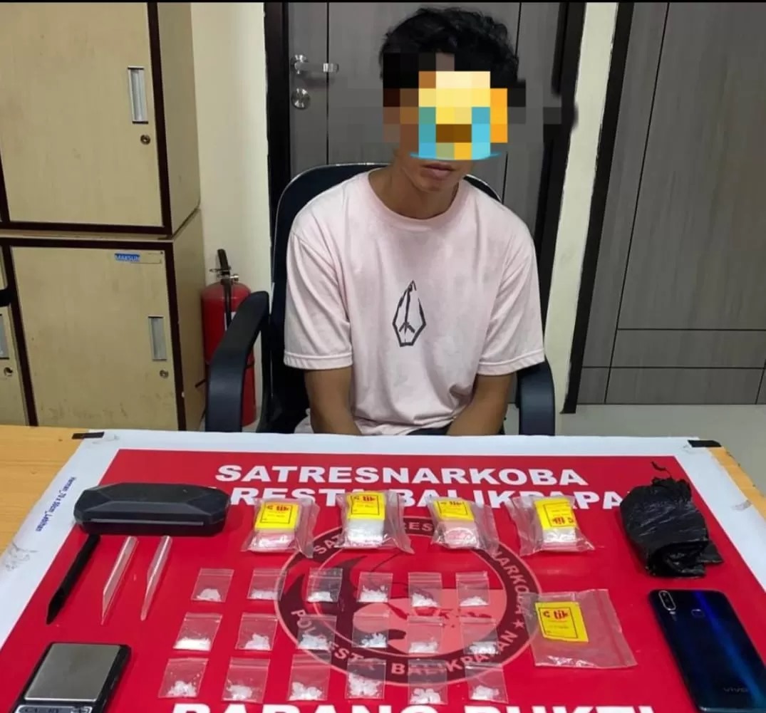 NARKOBA: Salah satu pelaku diamankan sebagai pengedar setelah warga menginformasikan melalui hotline kapolda.